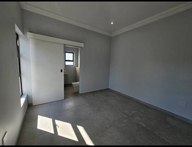 3 BEDROOM APARTMENT FOR SALE IN BRYANSTON